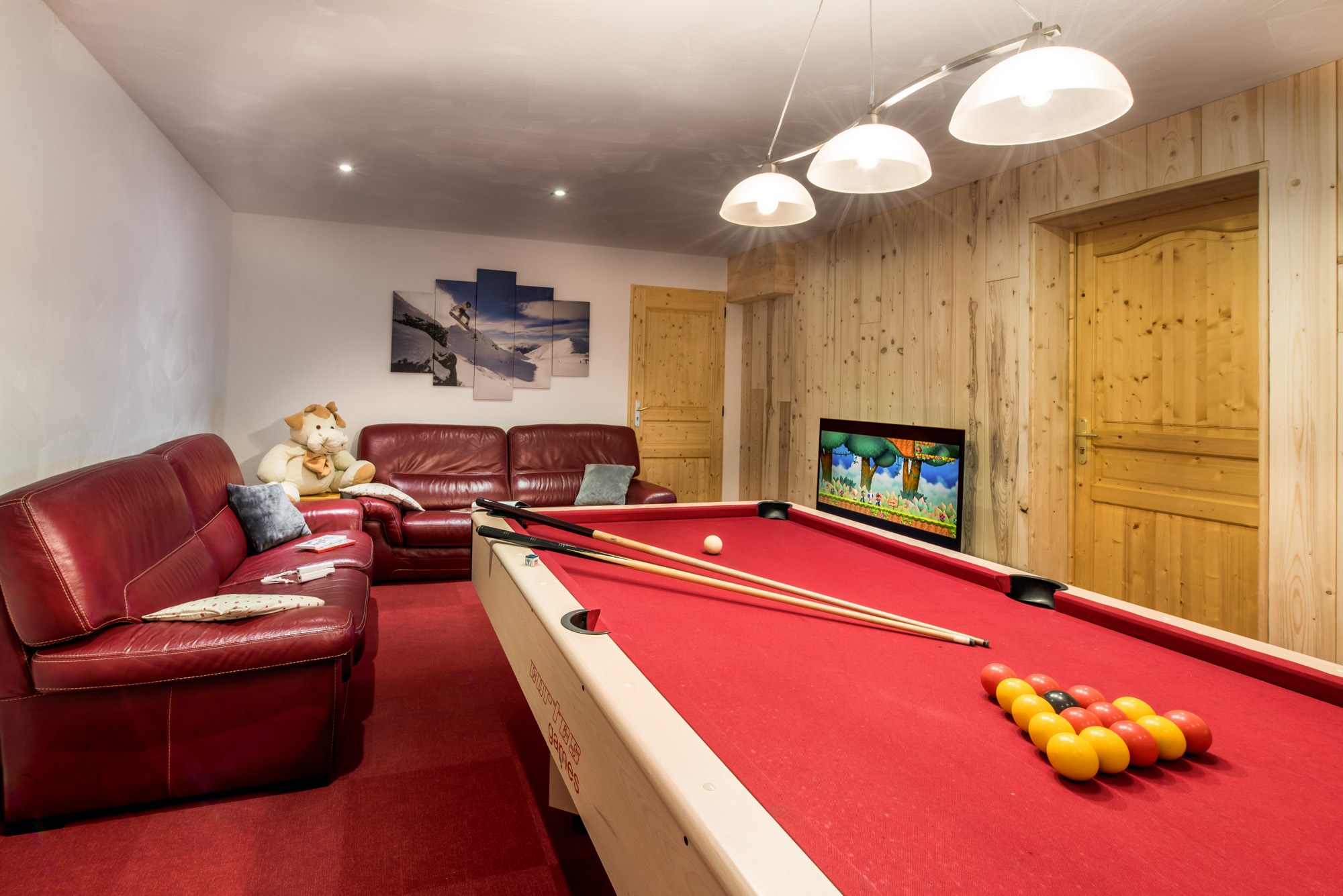 Game room with sofas and wii game