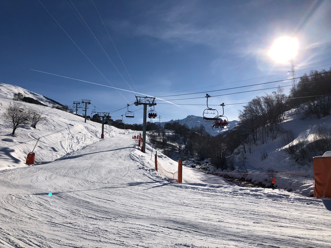 Blue ski run down to le Bettaix village