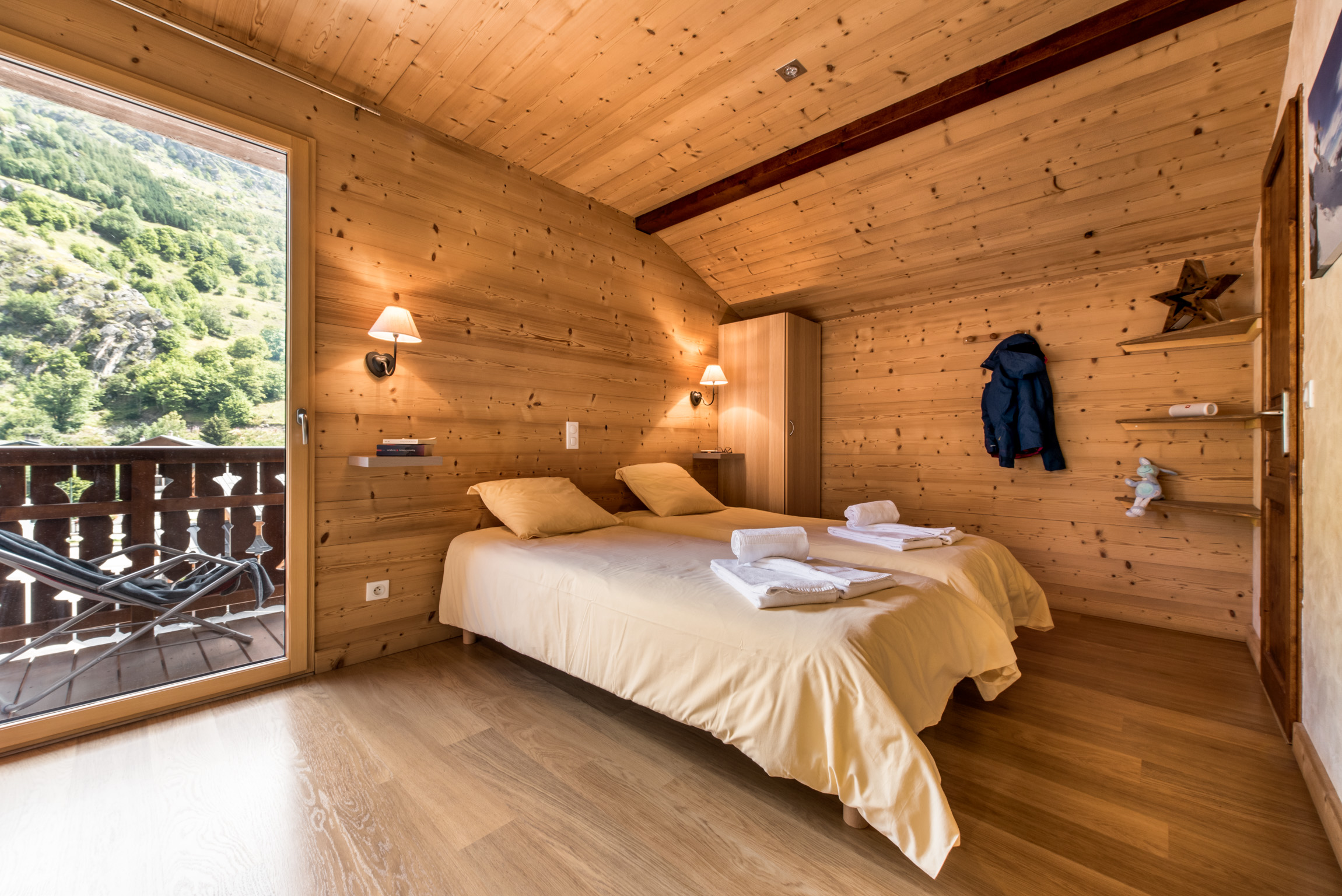 Ensuite bedroom with balconyn ski chalets Lacuzon
