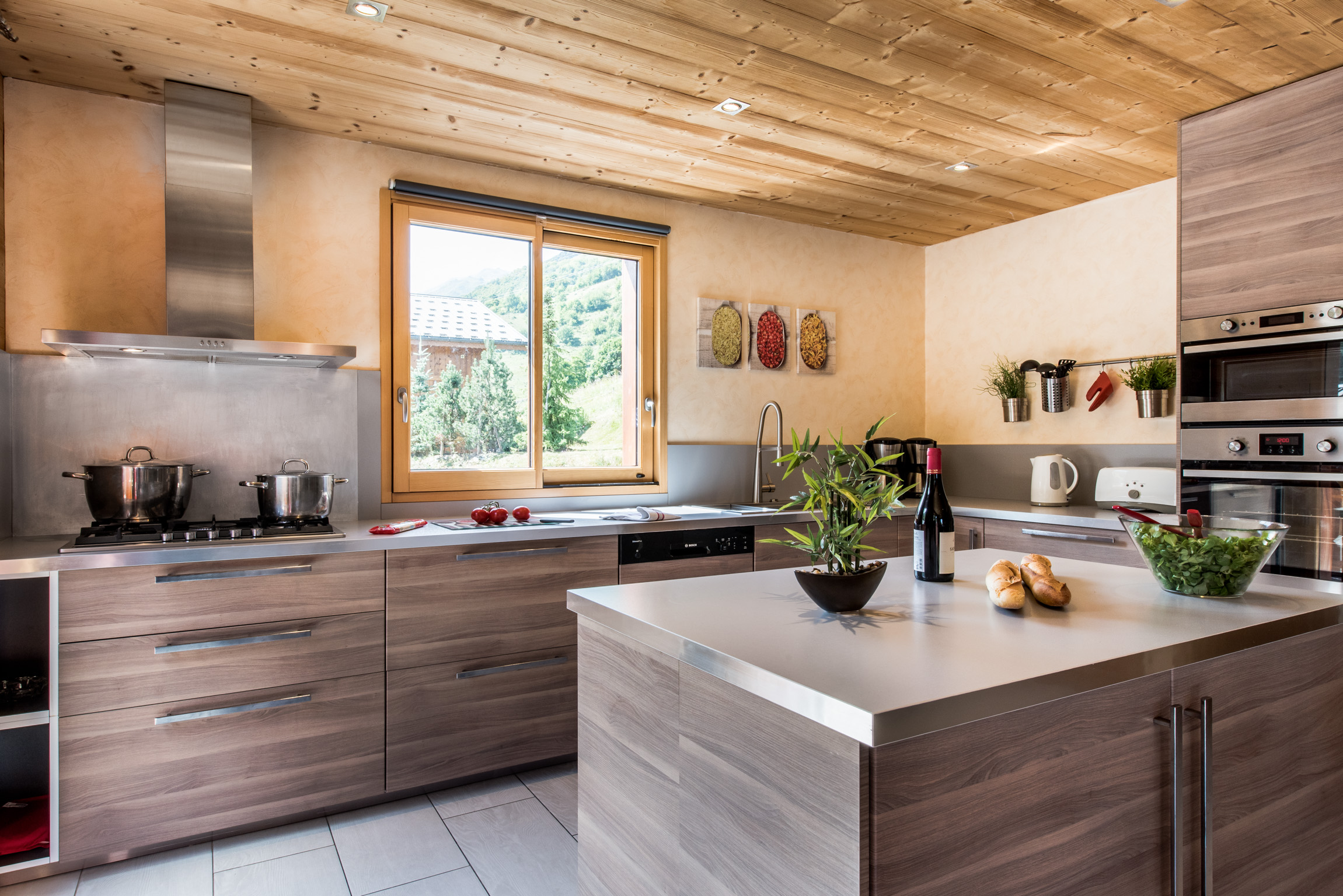 Well equipped kitchen in chalet Snow Dream
