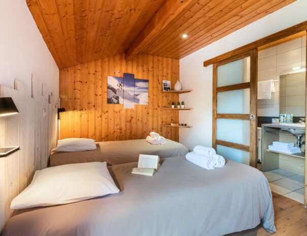 chalet-snow-valley-ensuite-twin-room.jpg